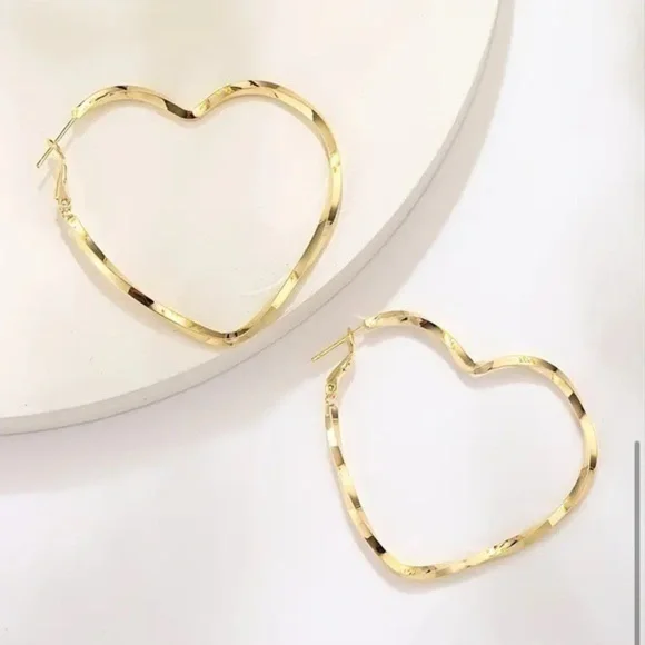 New! Luxury 14k Gold Twist Heart Earrings - Picture 1 of 6